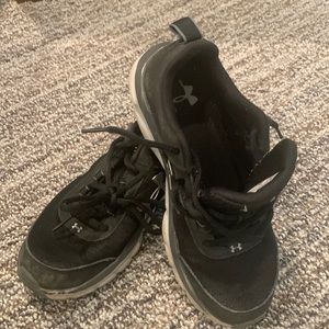 Under Amour, Black size 3.5 youth tie up sneakers